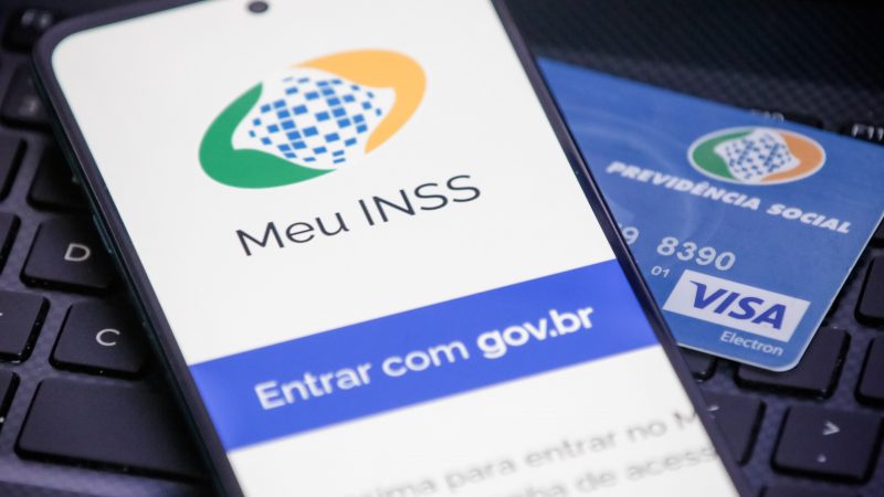 Celular com o aplicativo Meu INSS aberto