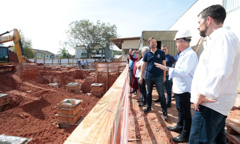 Obra de construção de novo CEI, no bairro Nova Brasília, em Joinville já estão em andamento. O prefeito Adriano Silva visitou as obras