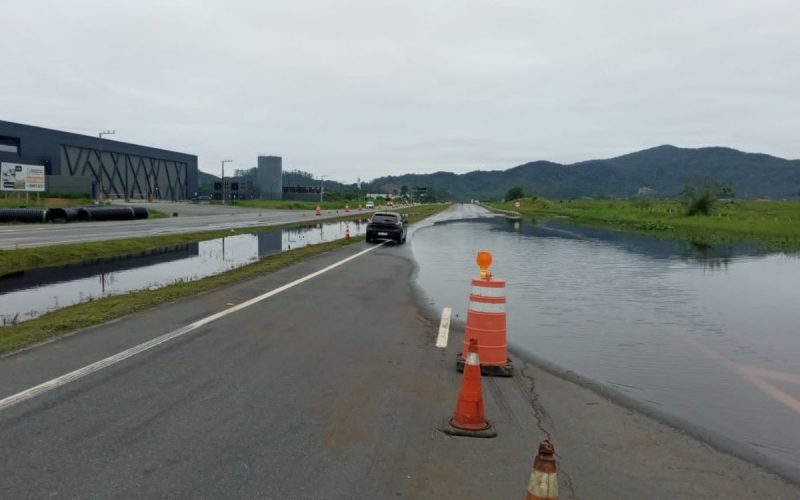 Km 10 da BR-470, em Navegantes, prejudicado por alagamentos causados pelas chuvas