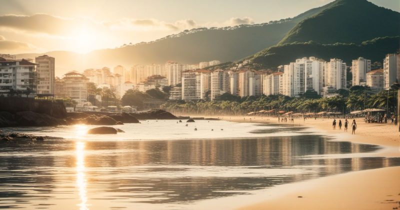 Foto de uma praia com sol para representar ondas de calor