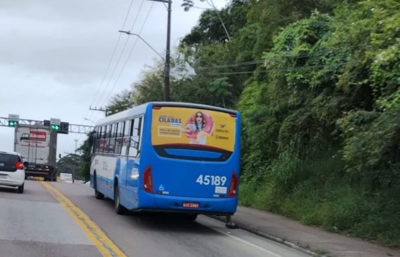 Na imagem, ônibus está parado por problemas mecânicos e deixou o trânsito lento na SC-405