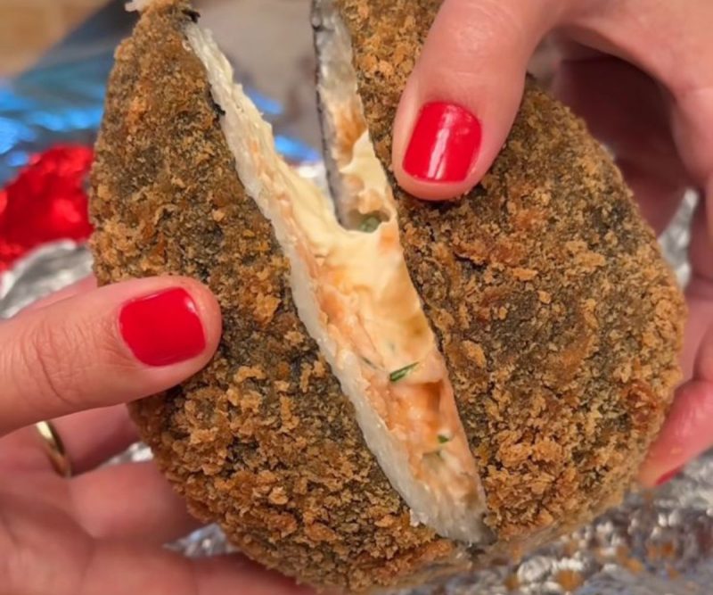 Ovo de Páscoa de sushi empanado e frito