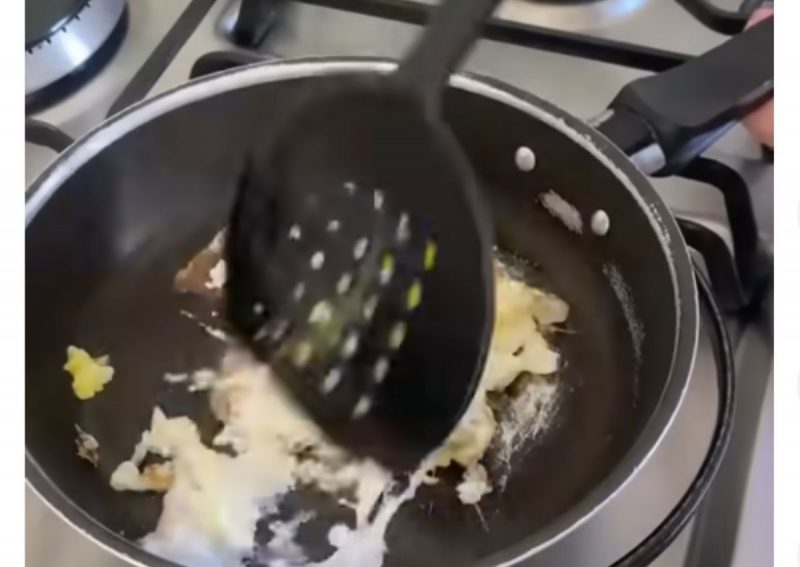 Ovo frito gruda em frigideira com o fundo sem antiaderente