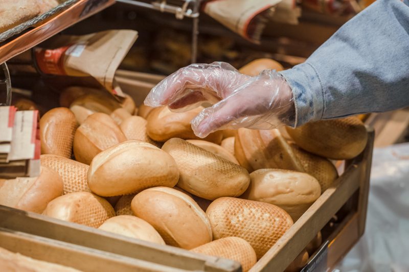 Pães de trigo recém assados (como conservar pão na geladeira)