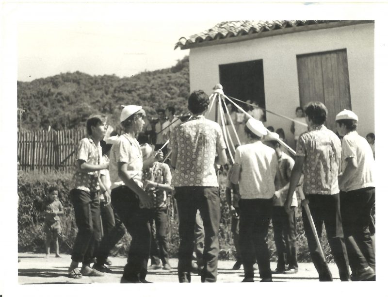 Registro da dança de Pau-de-Fita feito por Franklin Cascaes em 1971 &#8211; Foto: Arquivo Pessoal de Franklin Cascaes/Divulgação