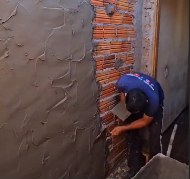 Pedreiro viraliza ao demonstrar maneira de rebocar parede de banheiro – Foto: Reprodu&ccedil;&atilde;o/TikTok/ND