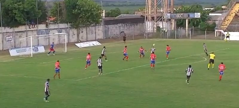 Pedrinho faz golaço de bicicleta