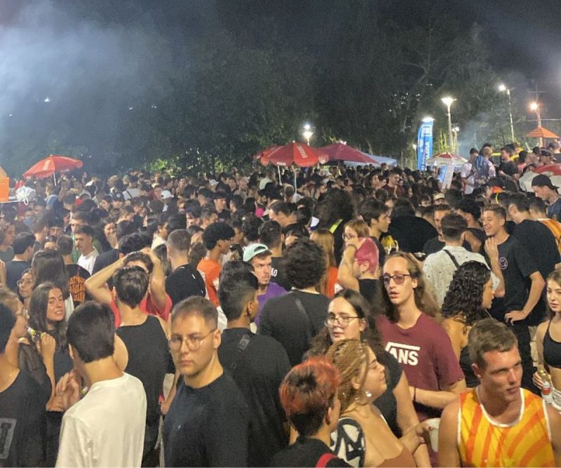 Praça do Pida lotada de estudantes da UFSC