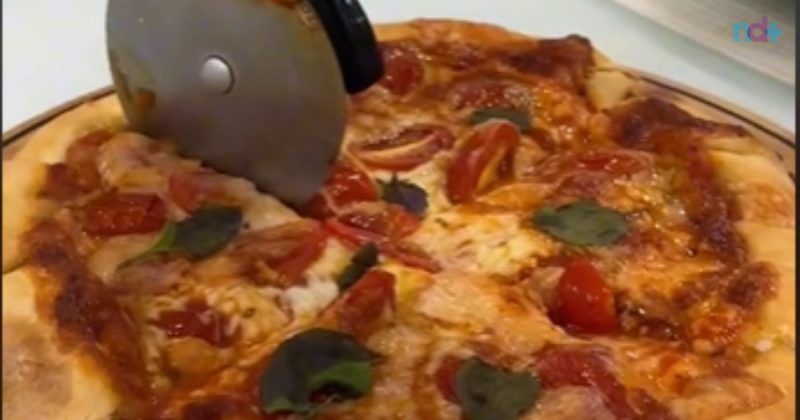 Imagem mostra pizza recém feita