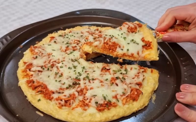 Frame de vídeo em que nutricionista ensina a fazer uma pizza com sobras de arroz