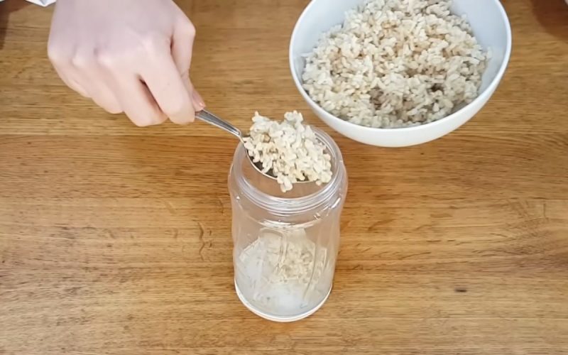 Frame de vídeo em que nutricionista ensina a fazer uma pizza com sobras de arroz