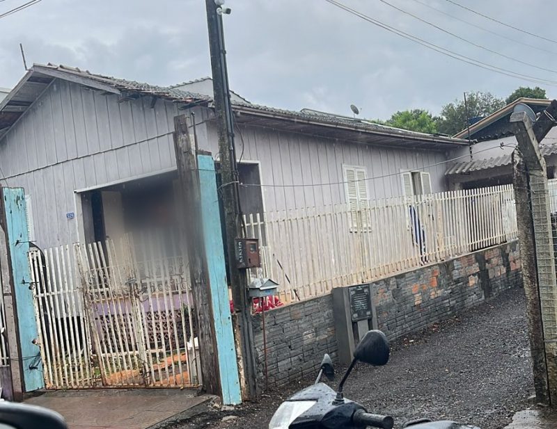 homem achado morto em casa