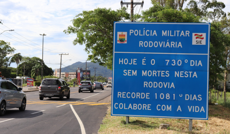 Foto mostra placa com contagem de dias sem acidentes com mortes em rodovia de Santa Catarina