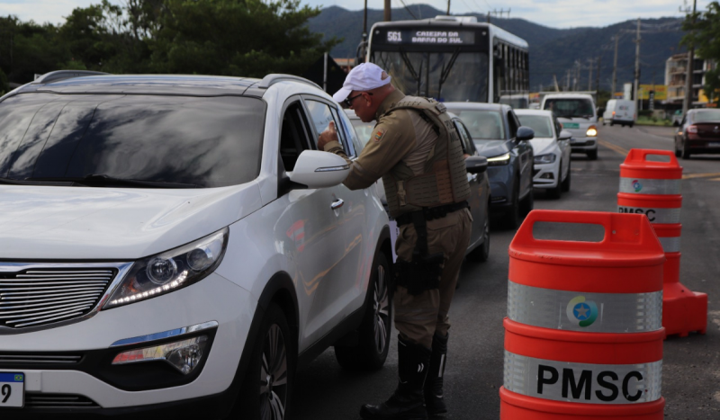 Acidentes de trânsito em SC - PM abordando condutor dentro de carro branco