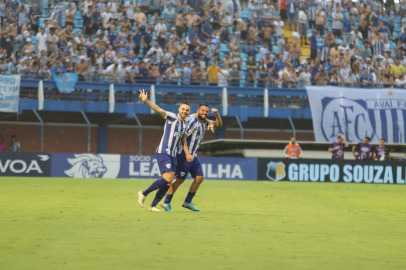 Giovanni e Poveda brilharam em goleada do Avaí