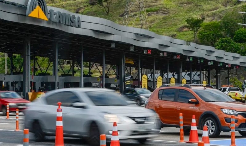 Imagem mostra carros saindo da praça de pedágio após pagarem com Pix