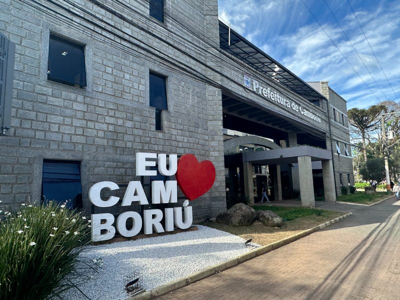 Imagem da fachada da prefeitura de Camboriú, alvo de nepotismo