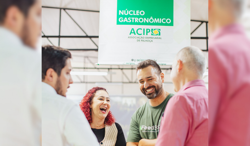 Pessoas sorrindo em foto de divulgação do prêmio ACIP