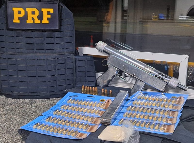 armas apreendidas em rodovias federais de SC, foto mostra Arma, colete à prova de balas e cocaína apreendidos pela PRF em Barra Velha 