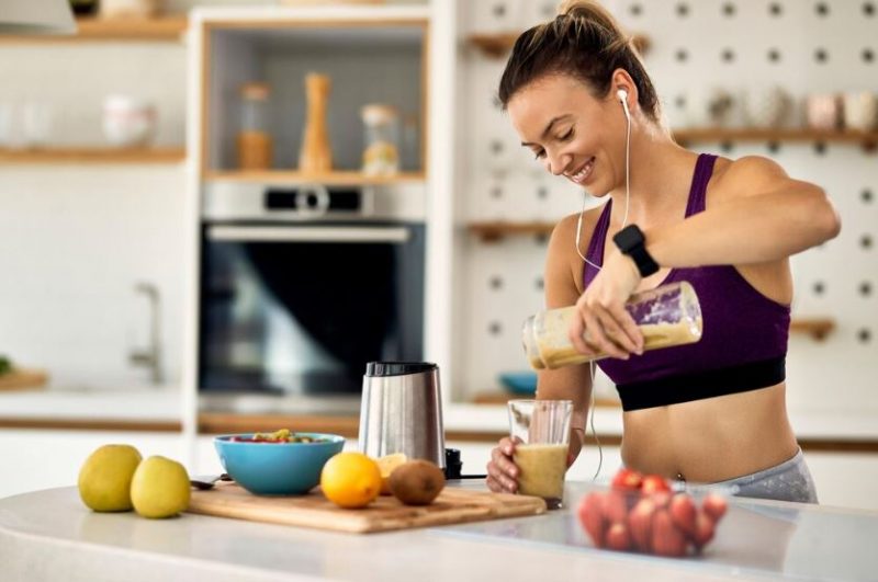 Mulher fazendo shake de proteína