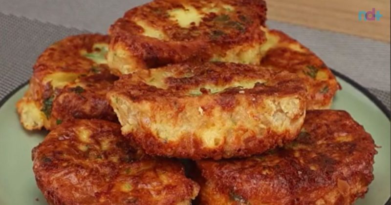 Imagem mostra rabanada salgada recém feita em prato