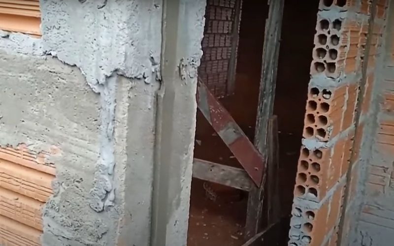 Frame de vídeo do YouTube em que pedreiro ensina a fazer um reboco de parede rápido e fácil