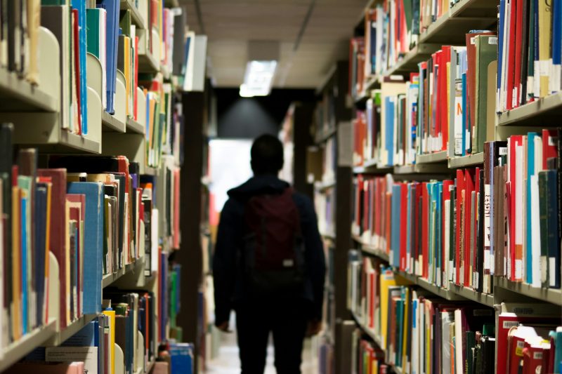 Aluno de ensino médio em biblioteca