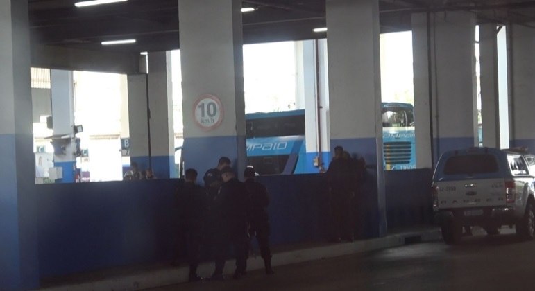 Foto mostra policiais tentando negociar com suspeitos que realizaram o sequestro de um ônibus