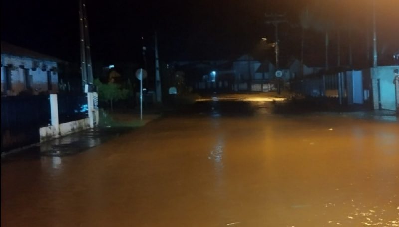 Além de Presidente Getúlio e Ibirama, a cidade de Apiúna, no Vale do Itajaí, também sofreu com alagamentos na noite desta segunda-feira (4)