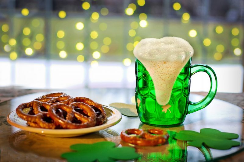 Saint Patrick's Day tem comida e cerveja verde como carro chefe é comemorado neste domingo (17)