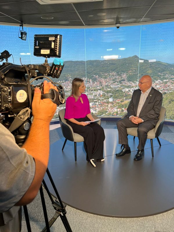 Secretário de Educação concedendo entrevista para o balanço geral, como foco, o tema Universidade Gratuita