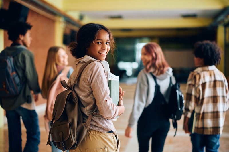 crianças em segurança indo em direção à sala de aula 