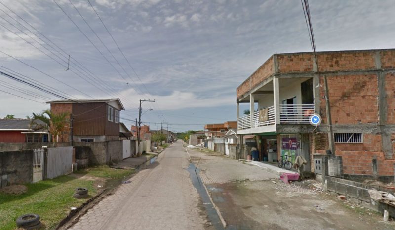 Um grupo roubou um carro, sequestrou um homem e assaltou uma mercearia com a vítima no porta-malas em Florianópolis