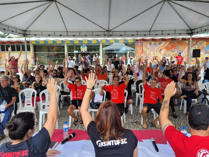 Servidores da UFSC aderem à greve nacional