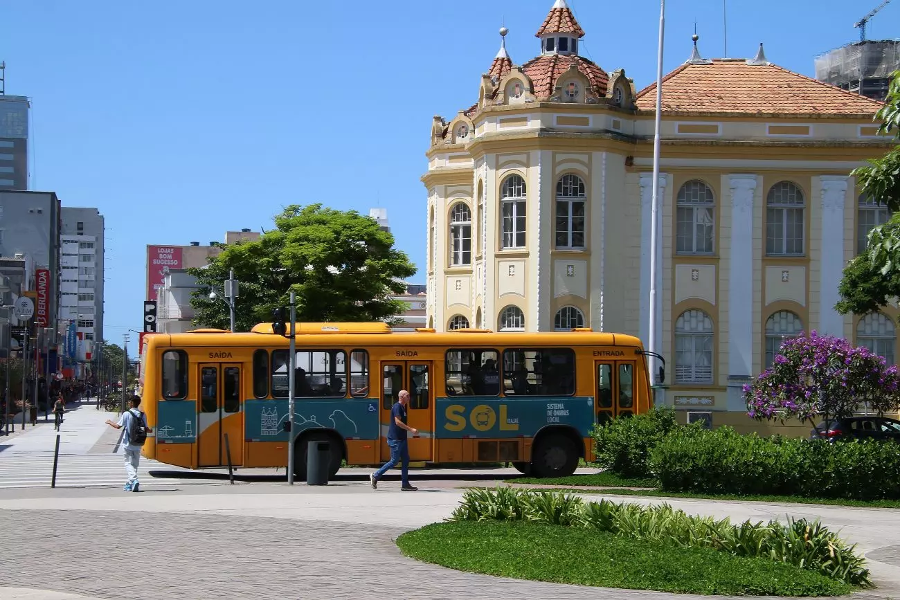 Ônibus em Itajaí Foto mostra ônibus pelas ruas de Itajaí