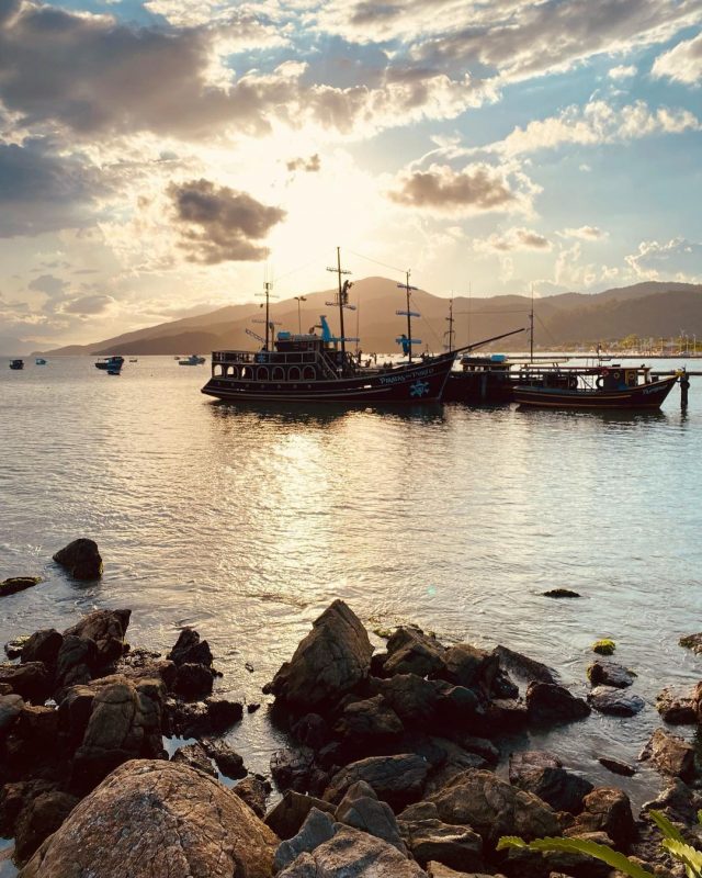 Imagem mostra barco Barba Nega, um dos com a temática pirata, que foi apreendido pela Marinha