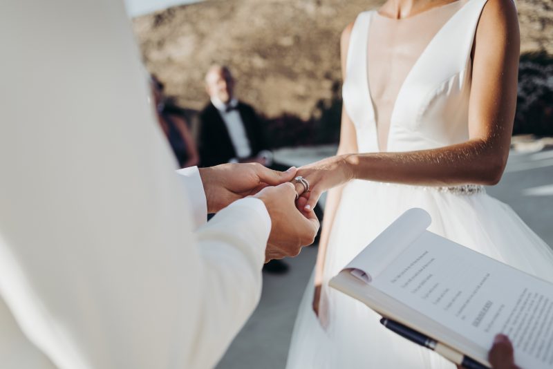 Mulher casando ilustra a matéria sobre sobrenome após casamento