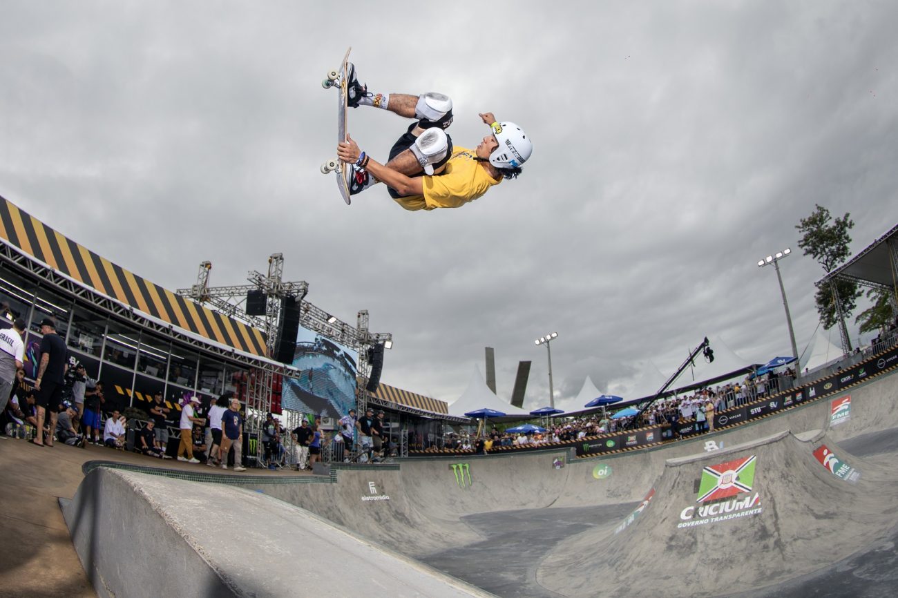 Atleta realiza manobras na pista de skate de Criciúma, pelo STU National 