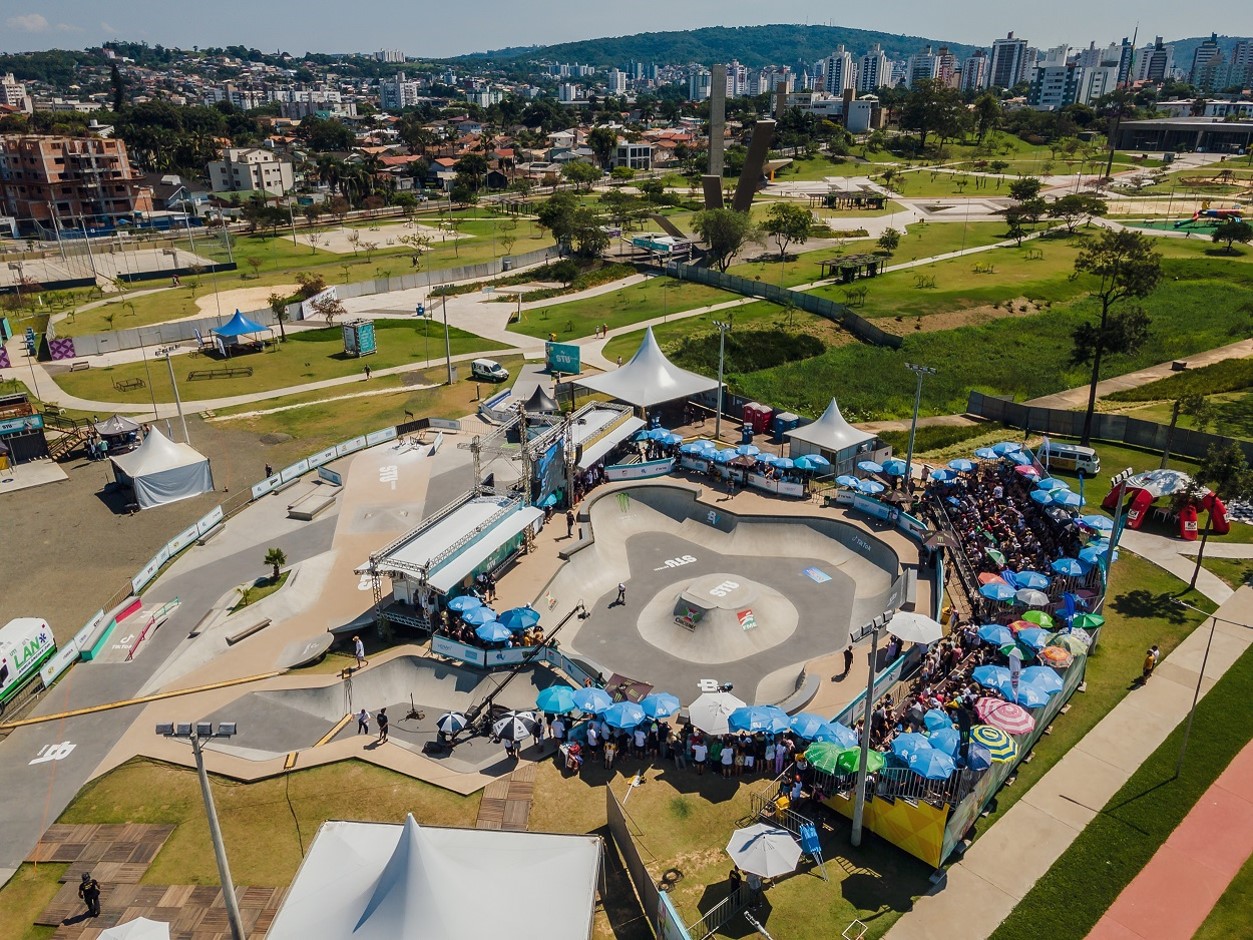 Criciúma virou a cidade do skate; imagem aérea das pistas de Criciúma 