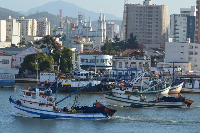 Imagem aberta mostra pescadores de tainha de Itajaí