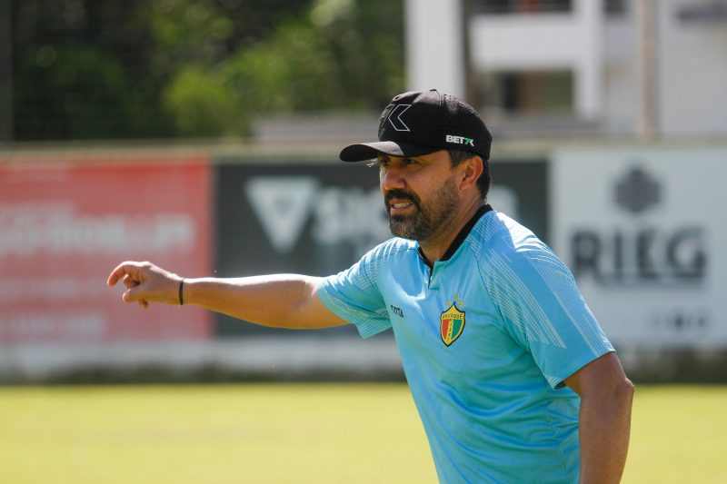 Luizinho Lopes durante a atividade desta quarta-feira – Foto: Leo Munhoz/ND