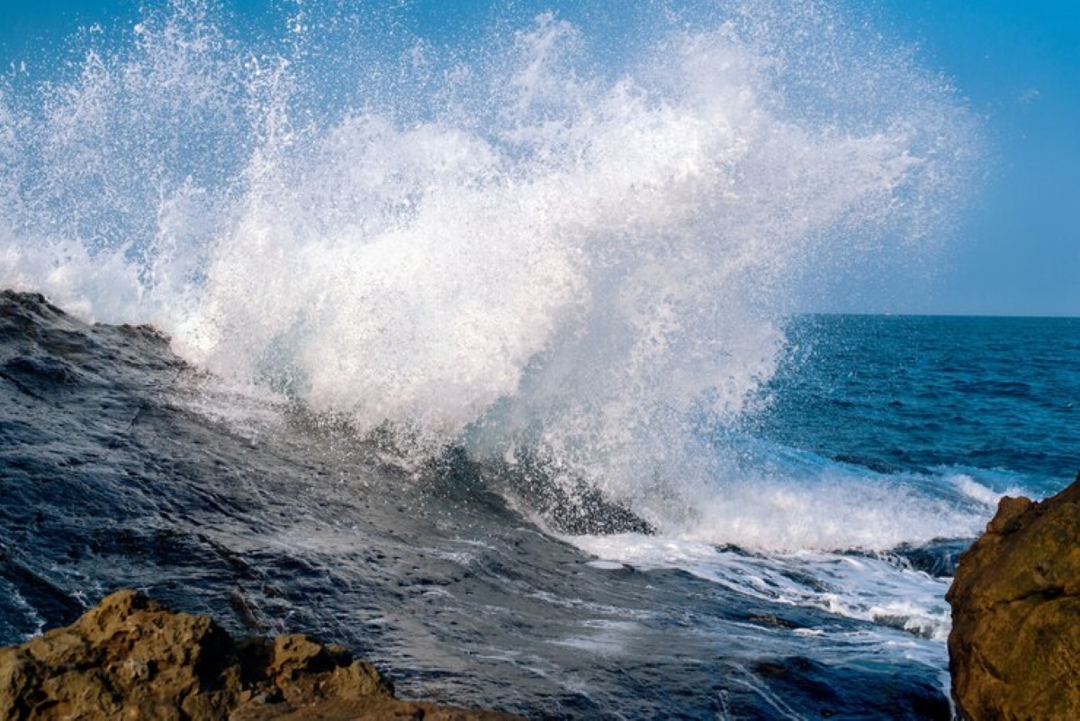 Na foto aparece o mar agitado por conta da transição de estação do verão para o outono.