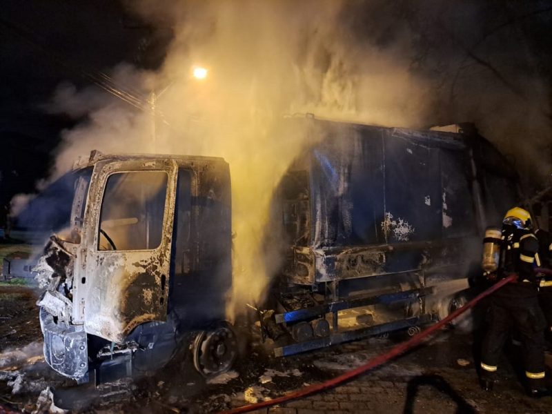 Caminhão de lixo ficou destruído pelas chamas 
