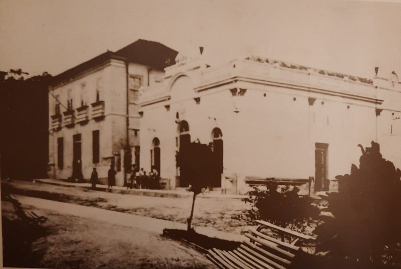 O Theatro Adolpho Mello em primeiro plano, sem data. Provavelmente na época da reforma de 1924 