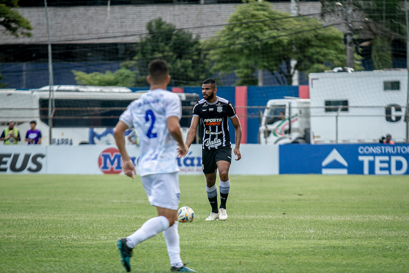 Zagueiro Thomas Kayck do Figueirense em campo