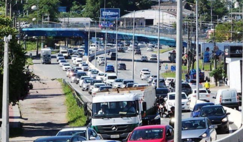 Foto mostra trânsito com carros em congestionamento 