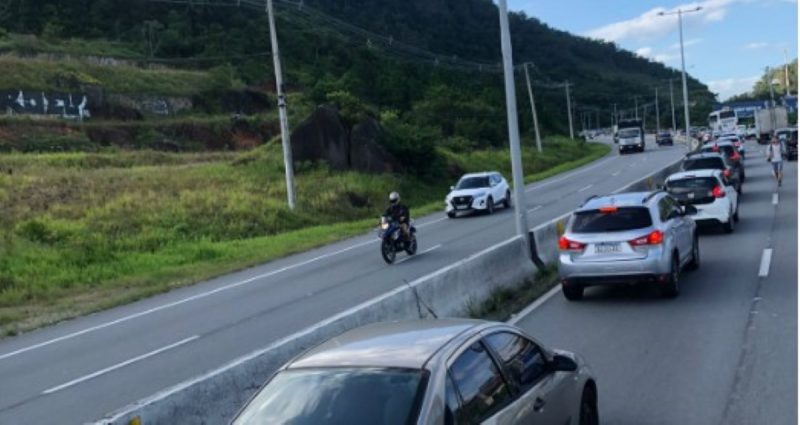 Trânsito parado nesta terça (26) na SC-401 enquanto homem vagava no sentido contrário