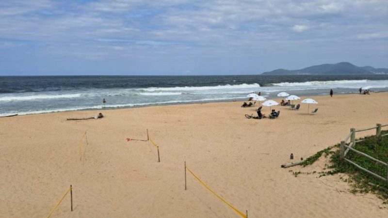 Grupo com oito turistas quase foi vítima de afogamento na Praia Brava