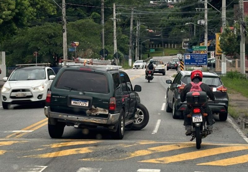 Veiculo apresentou problemas mecânicos e causou lentidão no trânsito da SC-404 nesta terça