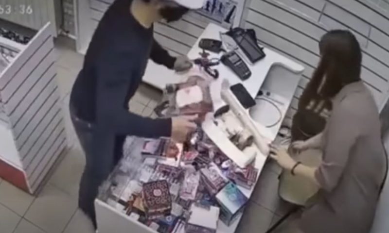 Primeiro veio o an&uacute;ncio do assalto e, depois, a rea&ccedil;&atilde;o – Foto: Reprodu&ccedil;&atilde;o